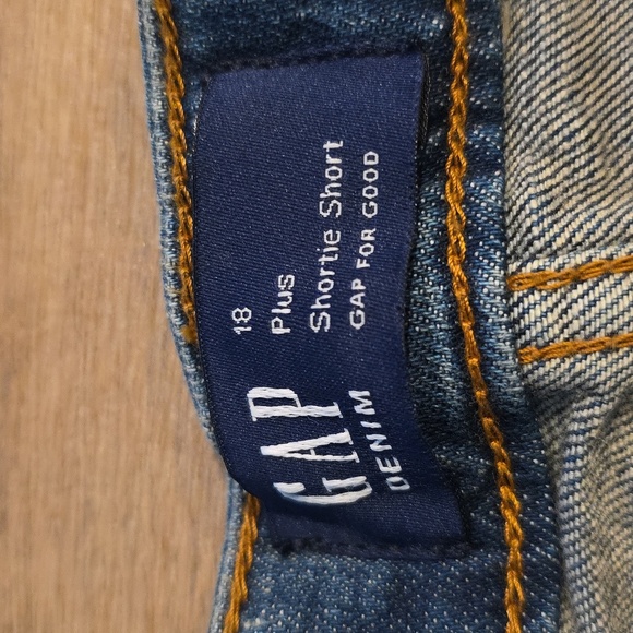 GAP-Shorty Shorts- Girls  Jean Shorts Medium Blue Frayed Hem. Size 18 Plus. NWT! - Picture 2 of 5